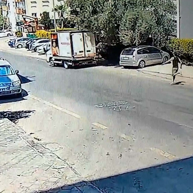 El freni boşalıp hareket eden kamyonetinin peşinden koştu; o anlar kamerada