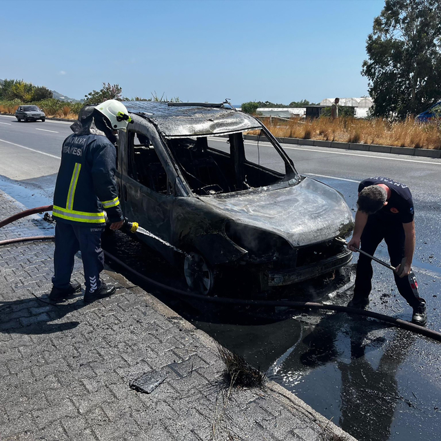 Alanya'da seyir halindeyken alev alan taksi kullanılamaz hale geldi