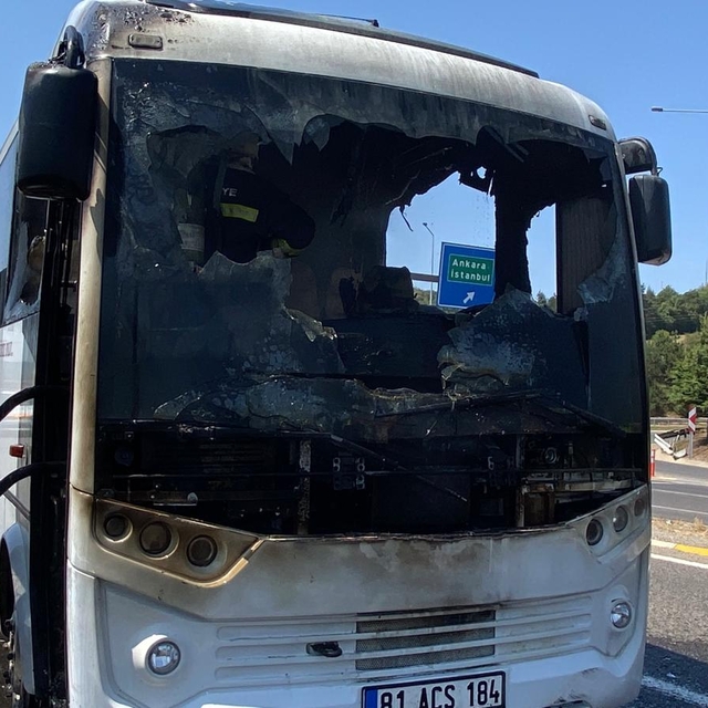 Seyir halindeyken alev alan midibüs yandı