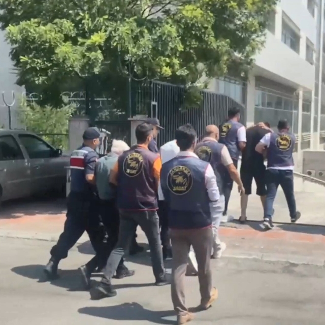 Ormana götürdüğü kadını öldürüp, ziynet eşyalarını aldı; 2 tutuklama