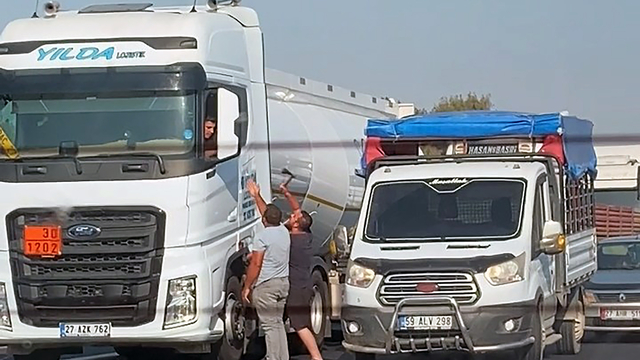 Otoyolda tartıştığı TIR'ın sürücüsüne balta sallayıp, tehdit etti