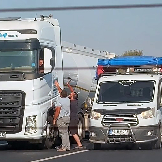 Otoyolda tartıştığı TIR'ın sürücüsüne balta sallayıp, tehdit etti