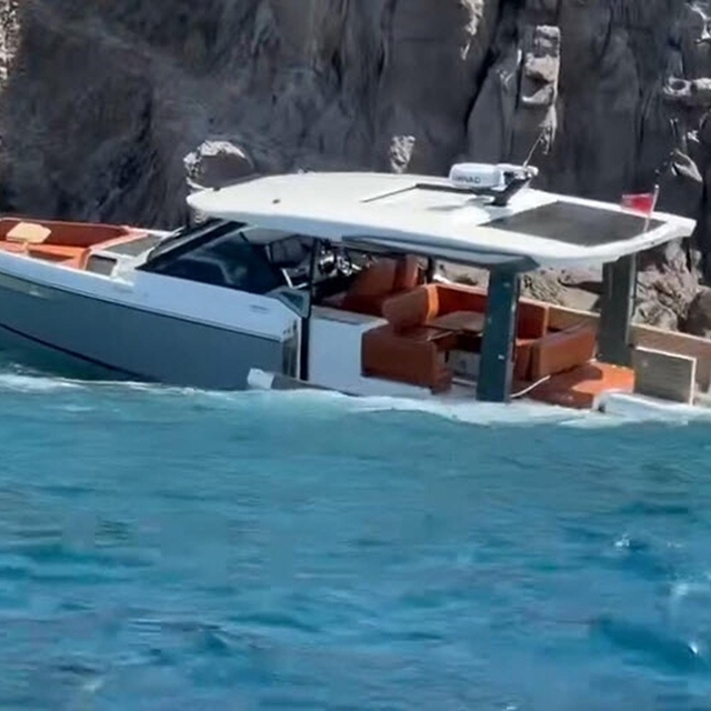 Bodrum'da arıza yapan tekne karaya oturdu, 3 kişi kurtarıldı