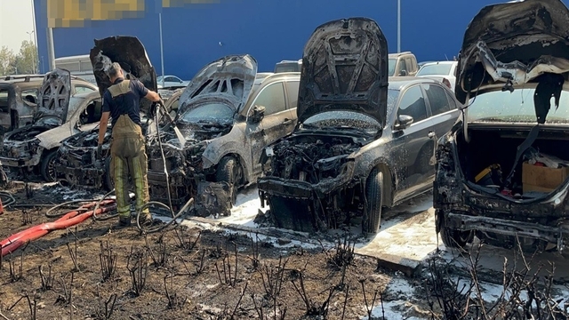 AVM'nin otoparkında çıkan yangında 8 araç zarar gördü