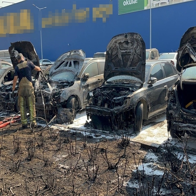 AVM'nin otoparkında çıkan yangında 8 araç zarar gördü