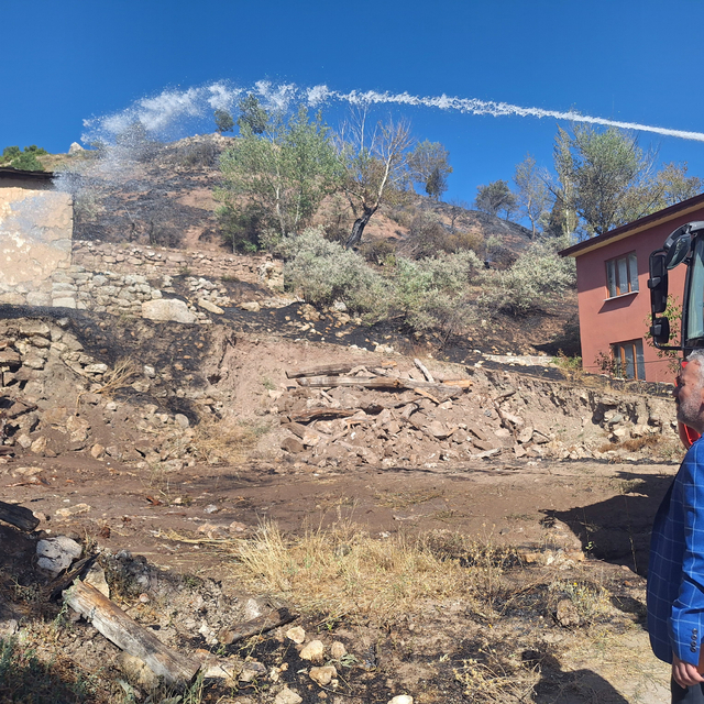 Sivas'ta ormanlık alana sıçrayan yangın kontrol altına alındı