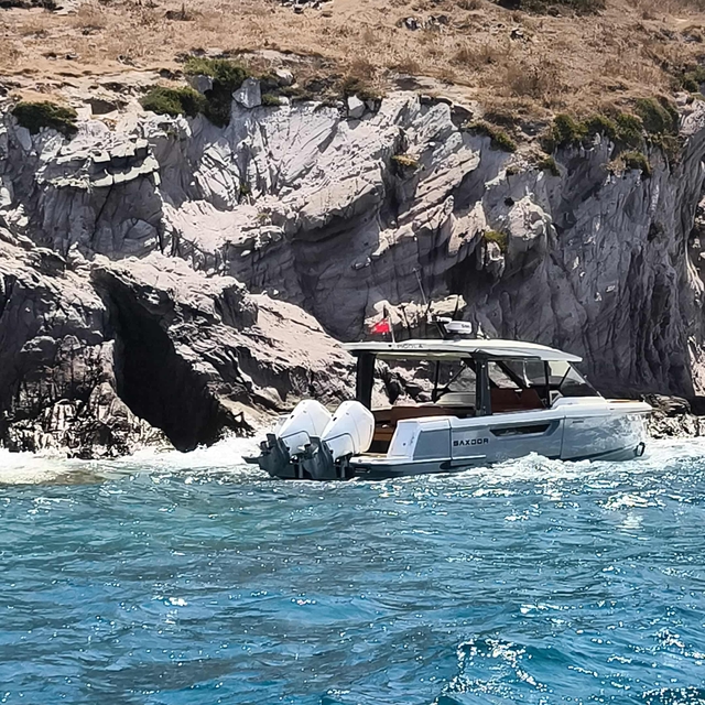 Bodrum'da arızalanıp kıyıya sürüklenen teknedeki 3 kişi kurtarıldı
