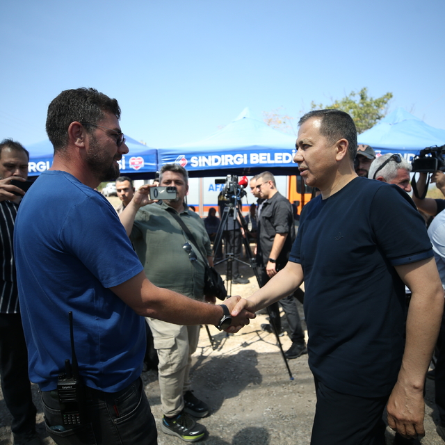 İçişleri Bakanı Yerlikaya, 6,1 büyüklüğünde depremin yaşandığı Sındırgı'da...
