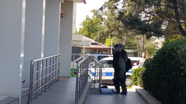 Edirne'de banka şubesinin önünde bırakılan şüpheli çanta fünye ile patlatıldı