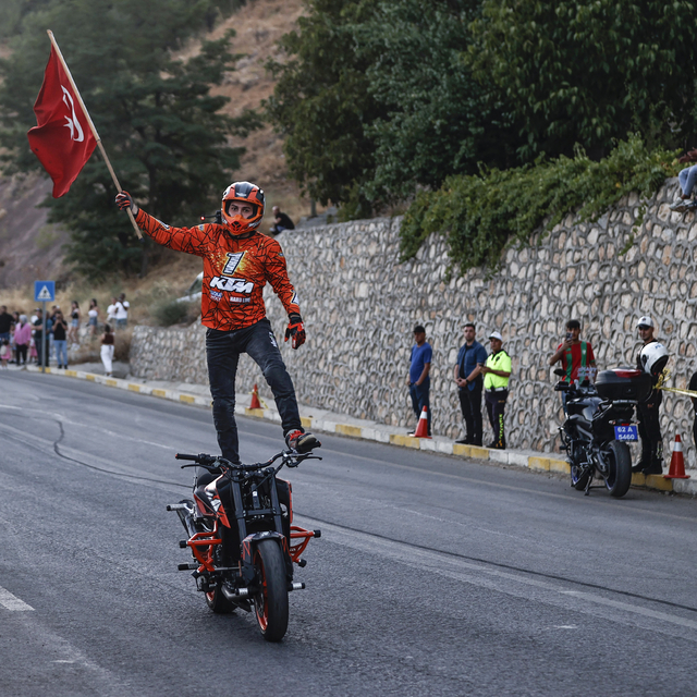 Tunceli'de motosiklet akrobasi gösterisi düzenlendi