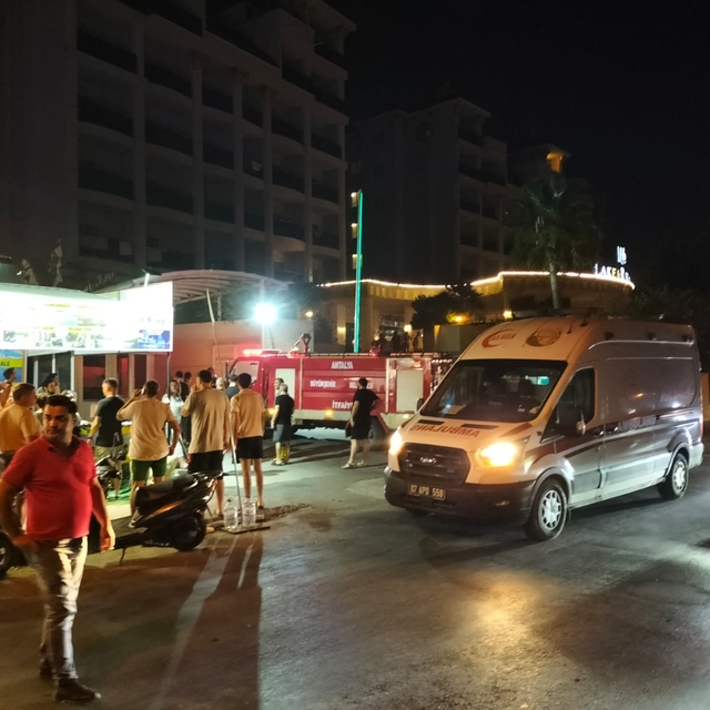 Antalya'da otelde çıkan yangında 1 kişi dumandan etkilendi