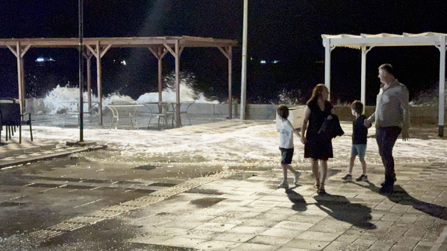 Tekirdağ'da fırtına nedeniyle deniz taştı, yürüyüş yolu su altında kaldı