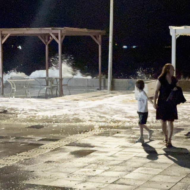 Tekirdağ'da fırtına nedeniyle deniz taştı, yürüyüş yolu su altında kaldı