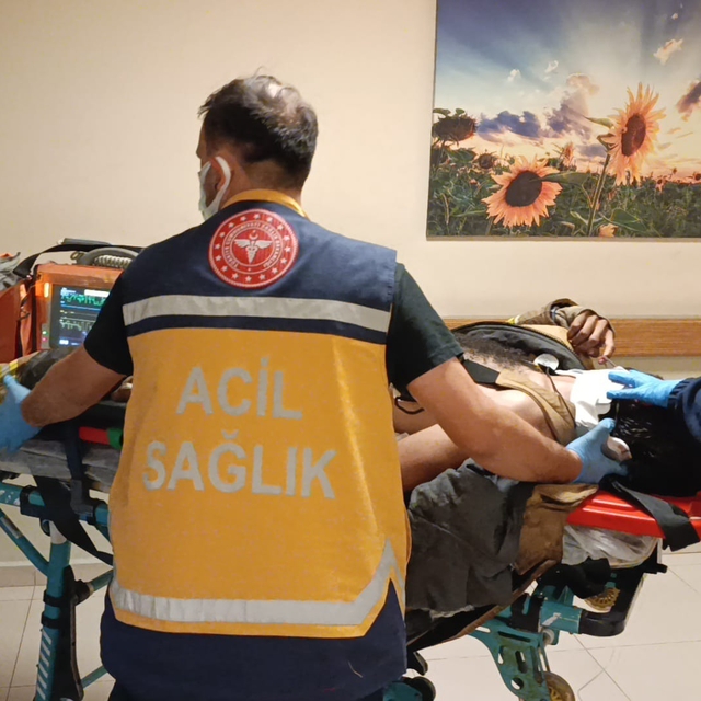 Yangına müdahale sırasında itfaiye aracından düşen itfaiye eri yaralandı