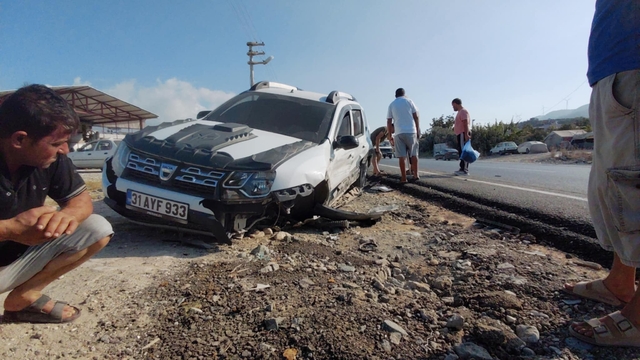 Samandağ'da iki otomobilin çarpıştığı kazada hasar oluştu