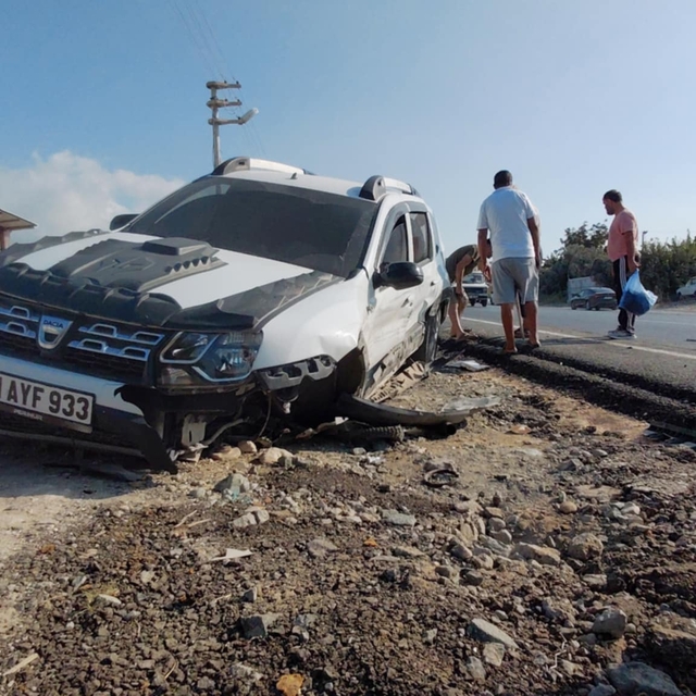 Samandağ'da iki otomobilin çarpıştığı kazada hasar oluştu
