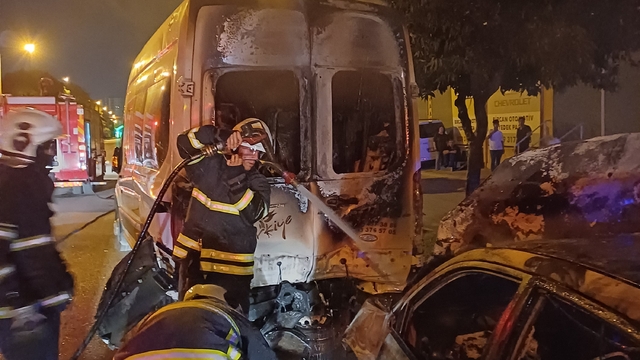 Adana'da kazaya karışan araçlar alev aldı