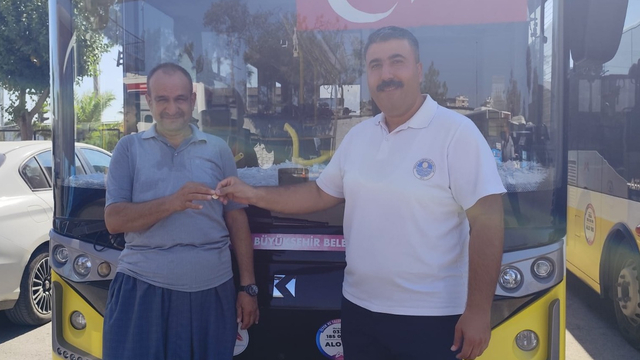 Tarsus'ta otobüs şoförü bulduğu altını sahibine teslim etti