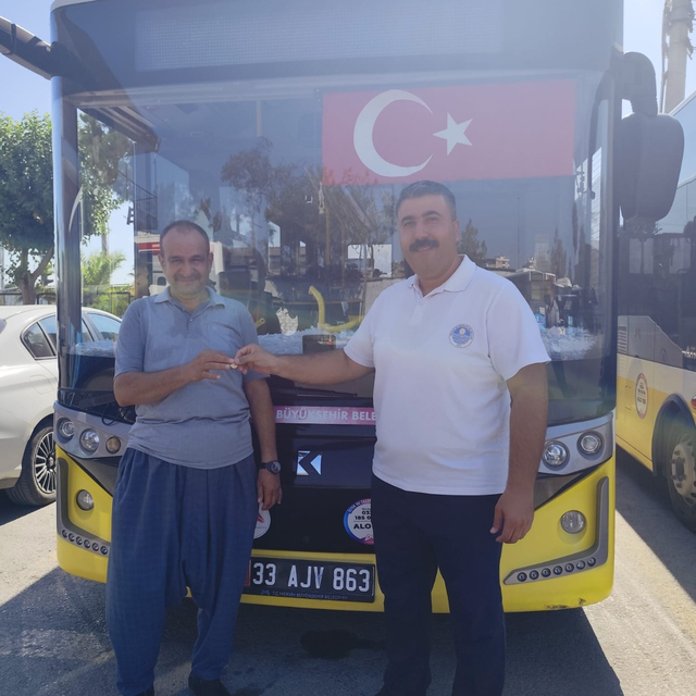 Tarsus'ta otobüs şoförü bulduğu altını sahibine teslim etti