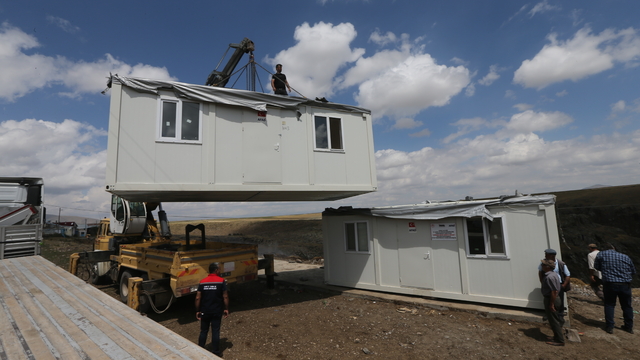Deprem bölgesinden getirilen konteynerler Kars'ta çobanlar için yaşam alanı oluyor
