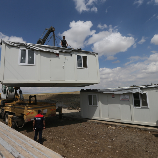 Deprem bölgesinden getirilen konteynerler Kars'ta çobanlar için yaşam alanı...