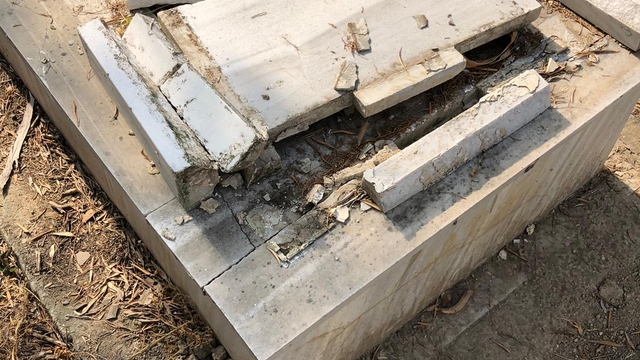 Kozan'da bazı mezar taşları tahrip edildi