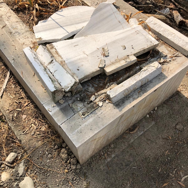 Kozan'da bazı mezar taşları tahrip edildi