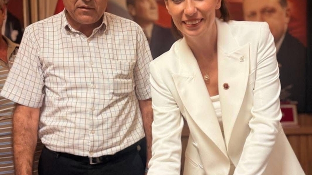 Söke'de CHP'den istifa eden 2 meclis üyesi AK Parti'ye katıldı