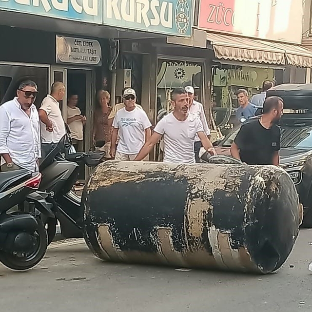 Balıkesir'de kuvvetli rüzgar, 4 tonluk su deposunu caddeye uçurdu