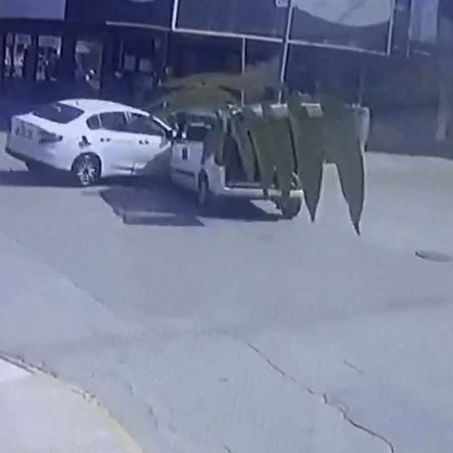 Hafif ticari araçla çarpışan otomobilin sürücüsü yaralandı; kaza kamerada