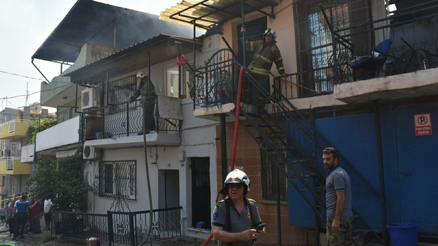 İzmir'de hurda deposunda yangın; 4 eve de sıçradı
