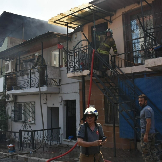 İzmir'de hurda deposunda yangın; 4 eve de sıçradı
