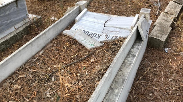 Adana'da 20 mezar taşı kırıldı