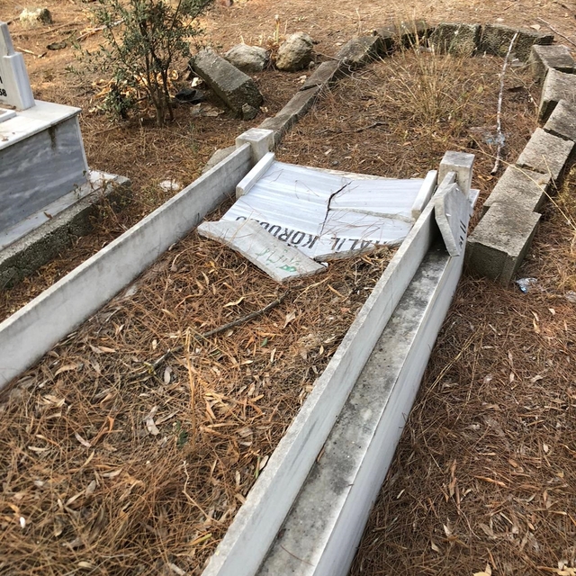Adana'da 20 mezar taşı kırıldı