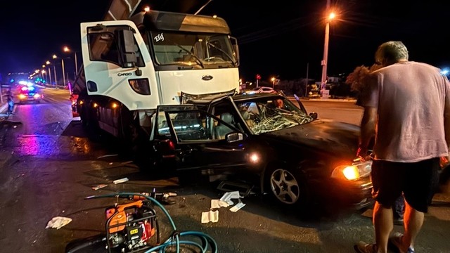 Balıkesir'de kamyonun çarptığı otomobildeki 3 kişi yaralandı