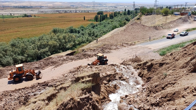 Sulama kanalından akan su ve çamur, yolu kapattı