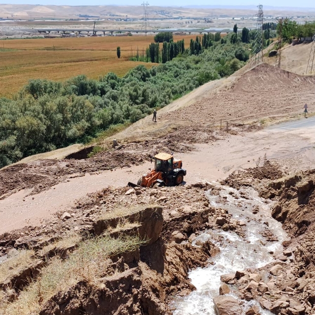 Sulama kanalından akan su ve çamur, yolu kapattı