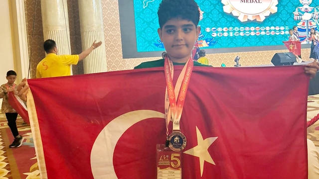 Matematik yarışmasında Türkiye'yi temsil eden Ezel Ali, dünya 3'üncüsü oldu