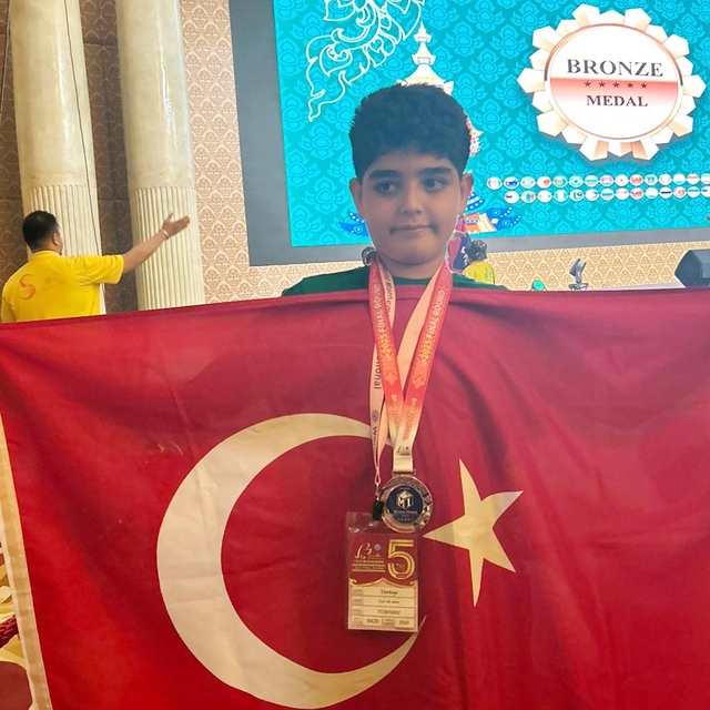 Matematik yarışmasında Türkiye'yi temsil eden Ezel Ali, dünya 3'üncüsü oldu