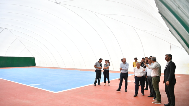 Kayseri'de tenis kortlarının üstlerini kapatma işlemi sürüyor