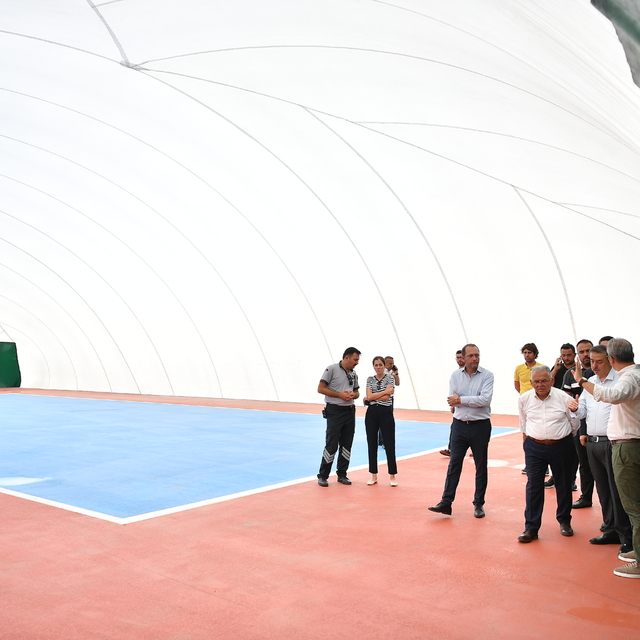 Kayseri'de tenis kortlarının üstlerini kapatma işlemi sürüyor