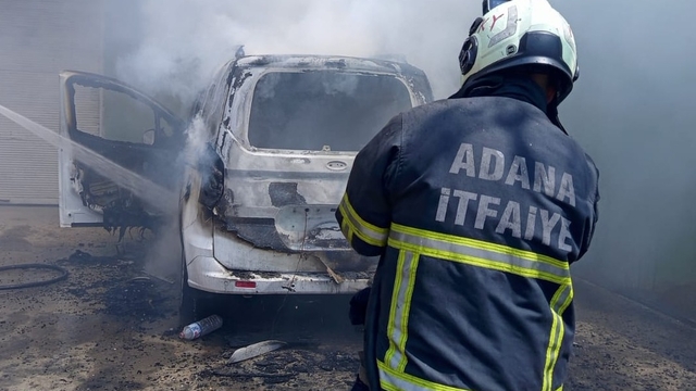 Adana'da park halindeki hafif ticari araç yandı