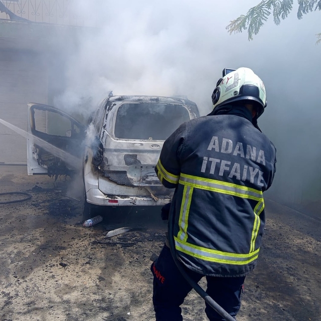 Adana'da park halindeki hafif ticari araç yandı