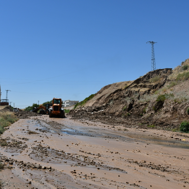 Batman'da sulama kanalından akan su ve çamur nedeniyle kara yolu ulaşıma ka...