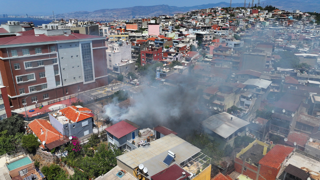 GÜNCELLEME - İzmir'de bir evde başlayıp çevredeki konutlara sıçrayan yangın kontrol altına alındı