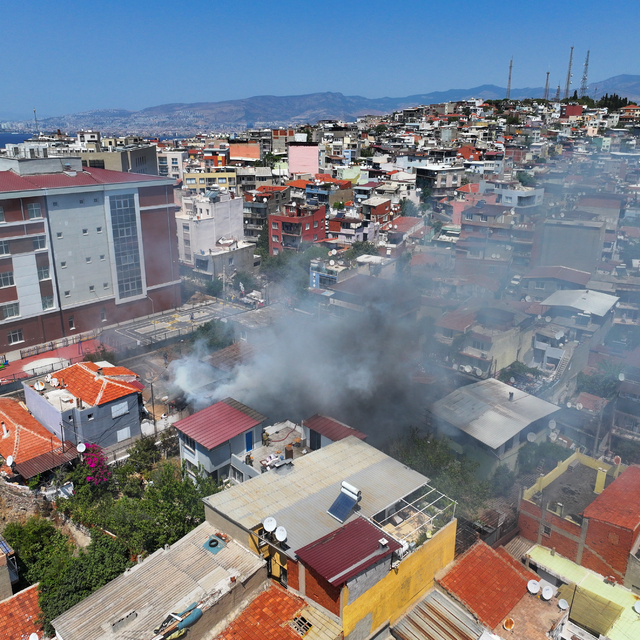 GÜNCELLEME - İzmir'de bir evde başlayıp çevredeki konutlara sıçrayan yangın...