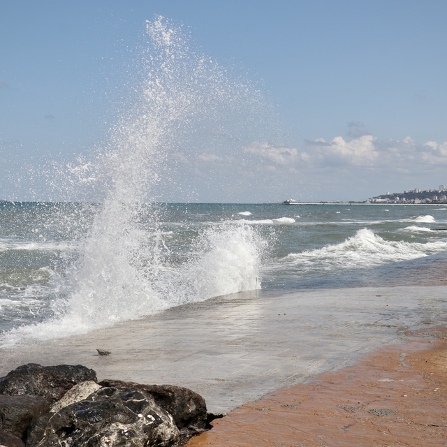 Samsun'da olumsuz hava şartları nedeniyle denize girilmemesi uyarısı yapıld...