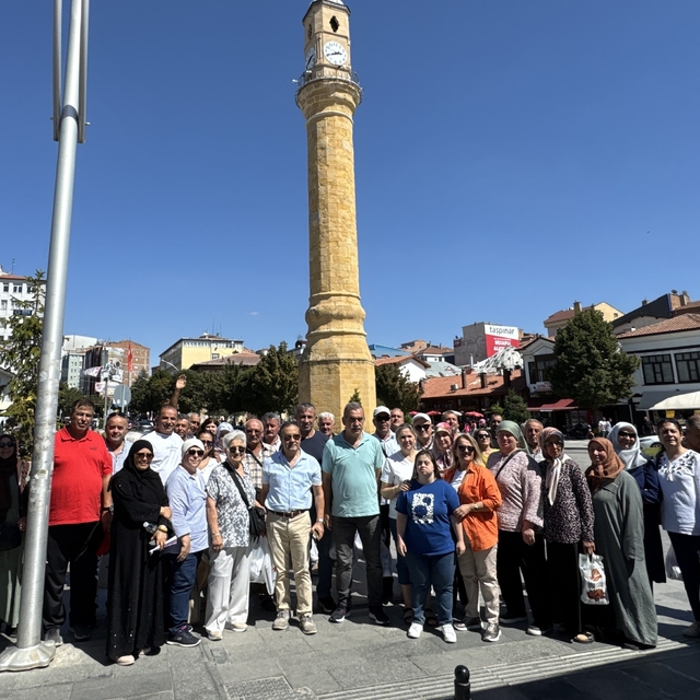 Hakkari'de görev yapan 40 yıllık asker arkadaşları Çorum'da buluştu