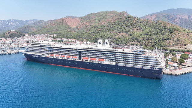 Hollanda bayraklı "Oosterdam" kruvaziyeri Marmaris Limanı'na demirledi