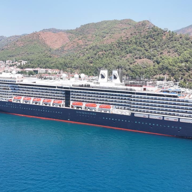 Hollanda bayraklı "Oosterdam" kruvaziyeri Marmaris Limanı'na demirledi